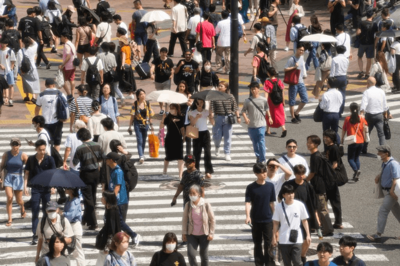 2023年6月29日，人們在日本東京澀谷街頭行走